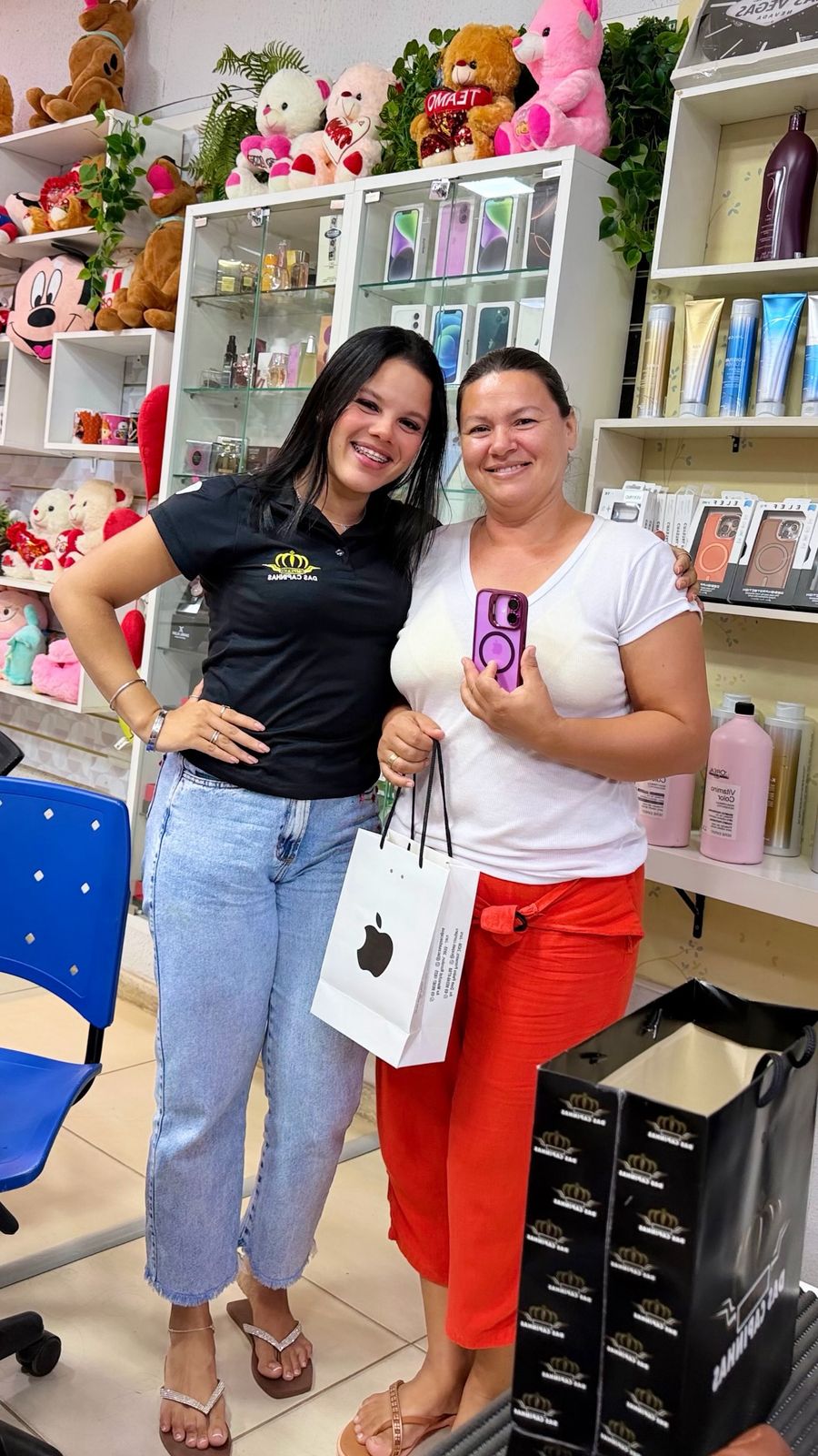 Cliente recebendo seu novo iPhone