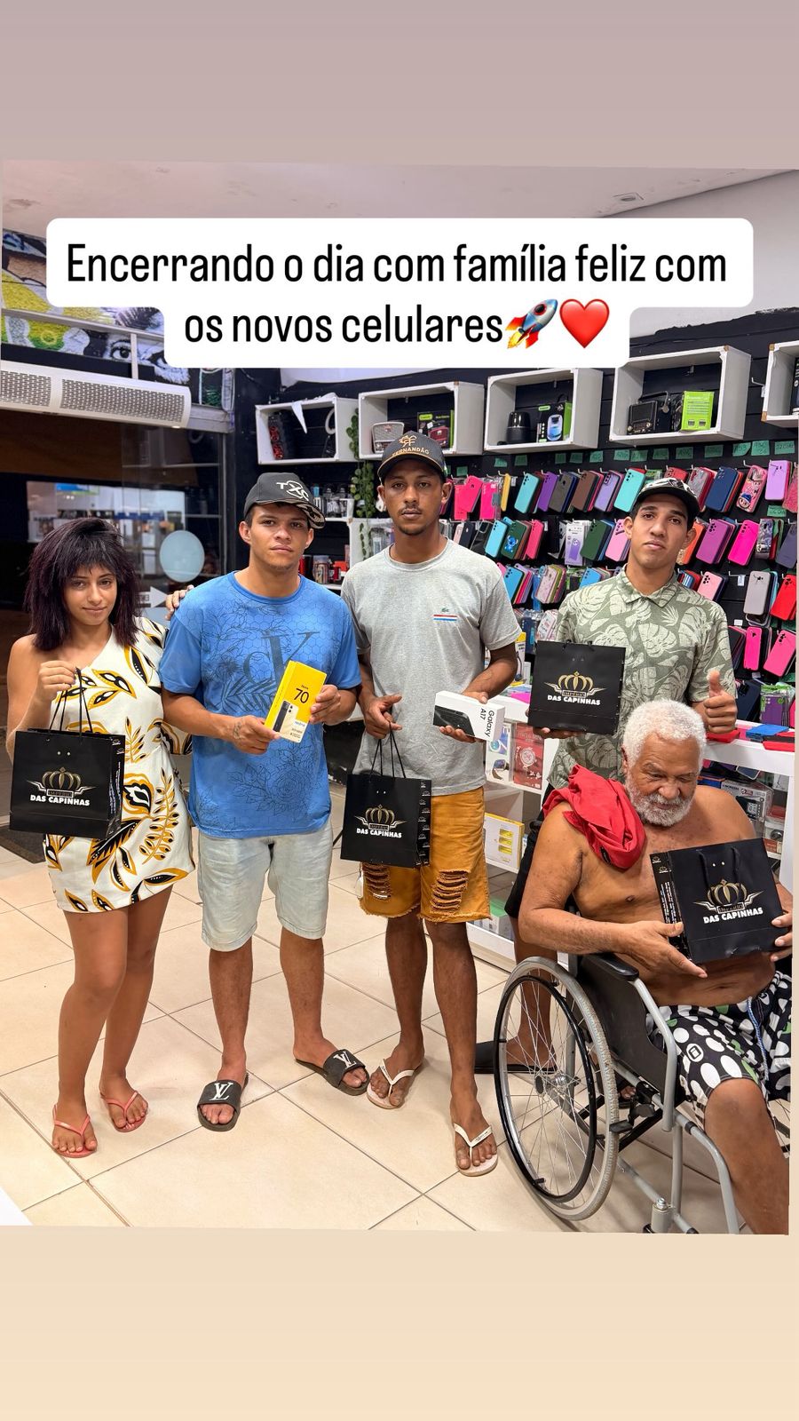Família reunida após receber novos celulares