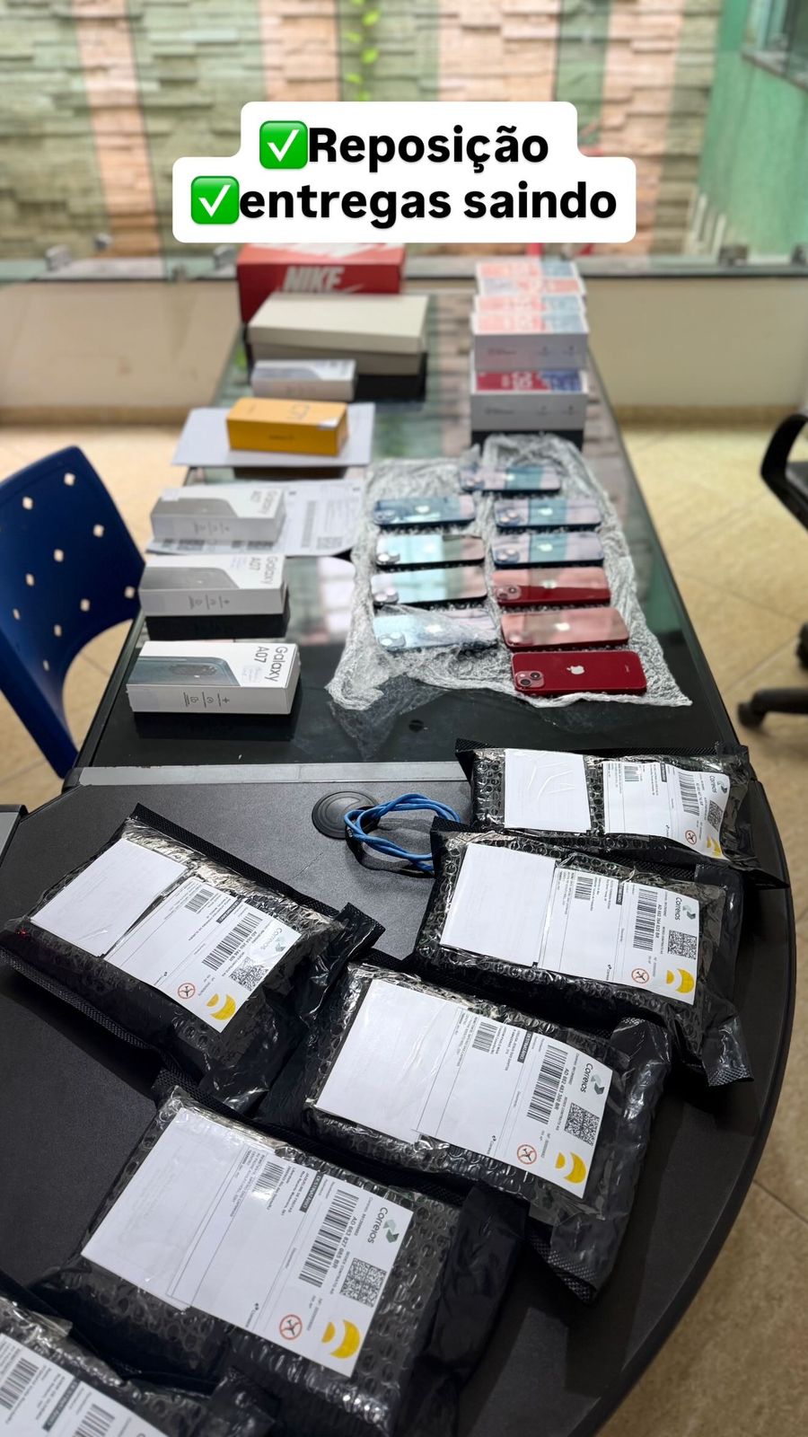 Celulares preparados para reposição e entrega aos clientes